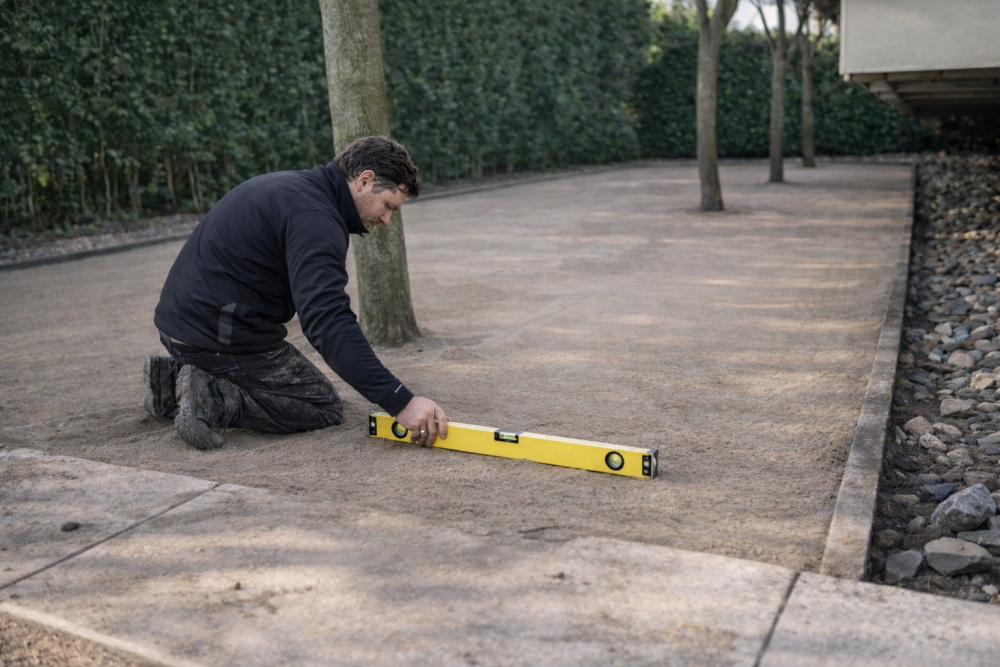 Stap 5 zandbed afvlakken