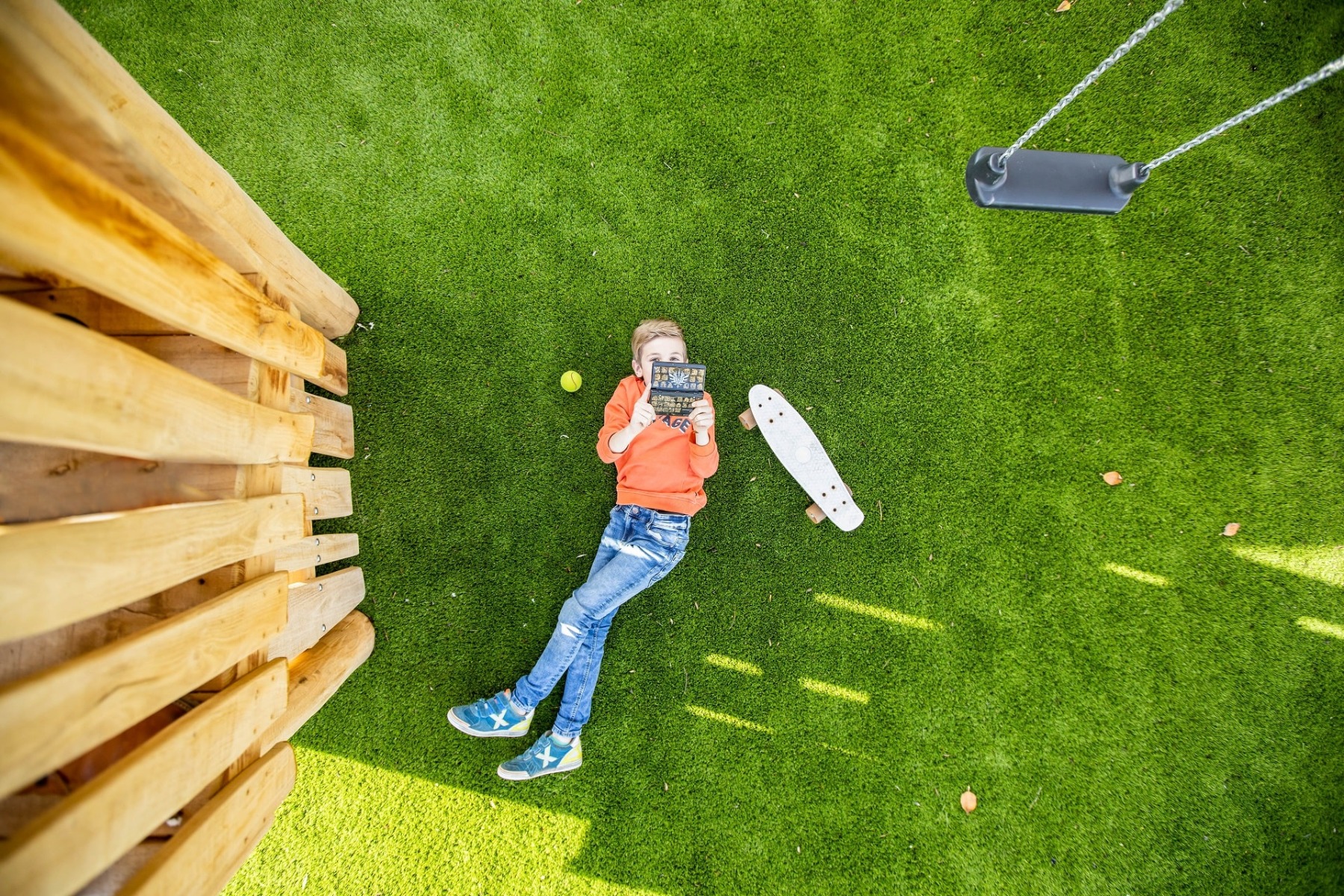 Jongen spelend op grastapijt in tuin